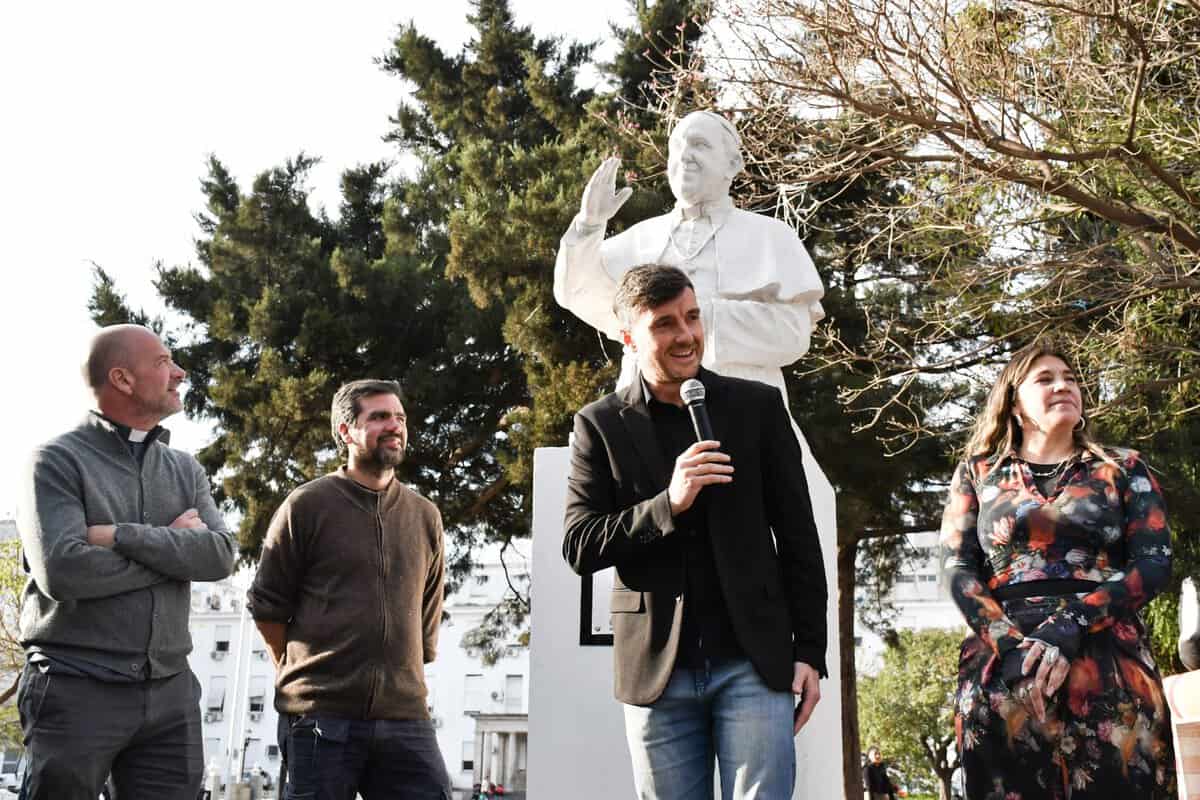 Inauguraron una escultura del papa Francisco frente a la Catedral de Morón