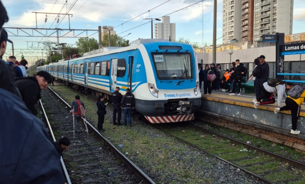 Lomas de Zamora: rescatan con vida a una mujer embestida por el tren